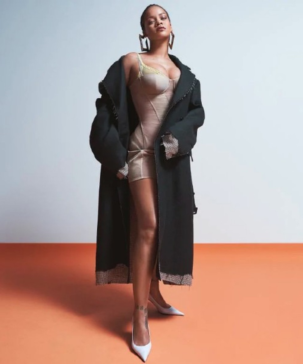 De Lingerie Rihanna Ostenta Curvas Em Novo Ensaio