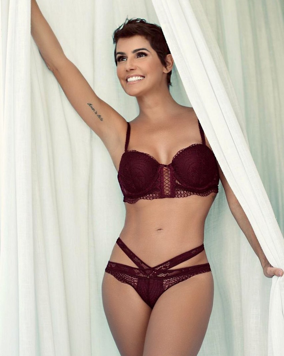 Deborah Secco Posa Sensual De Lingerie E Ganha Chuva De Elogios