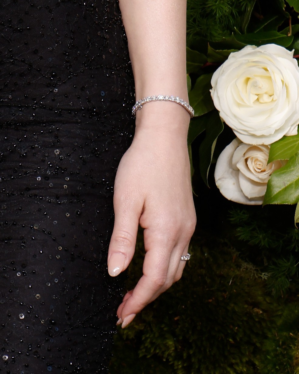 Naked nails são tendência entre as famosas no Globo de Ouro 2025 conheça