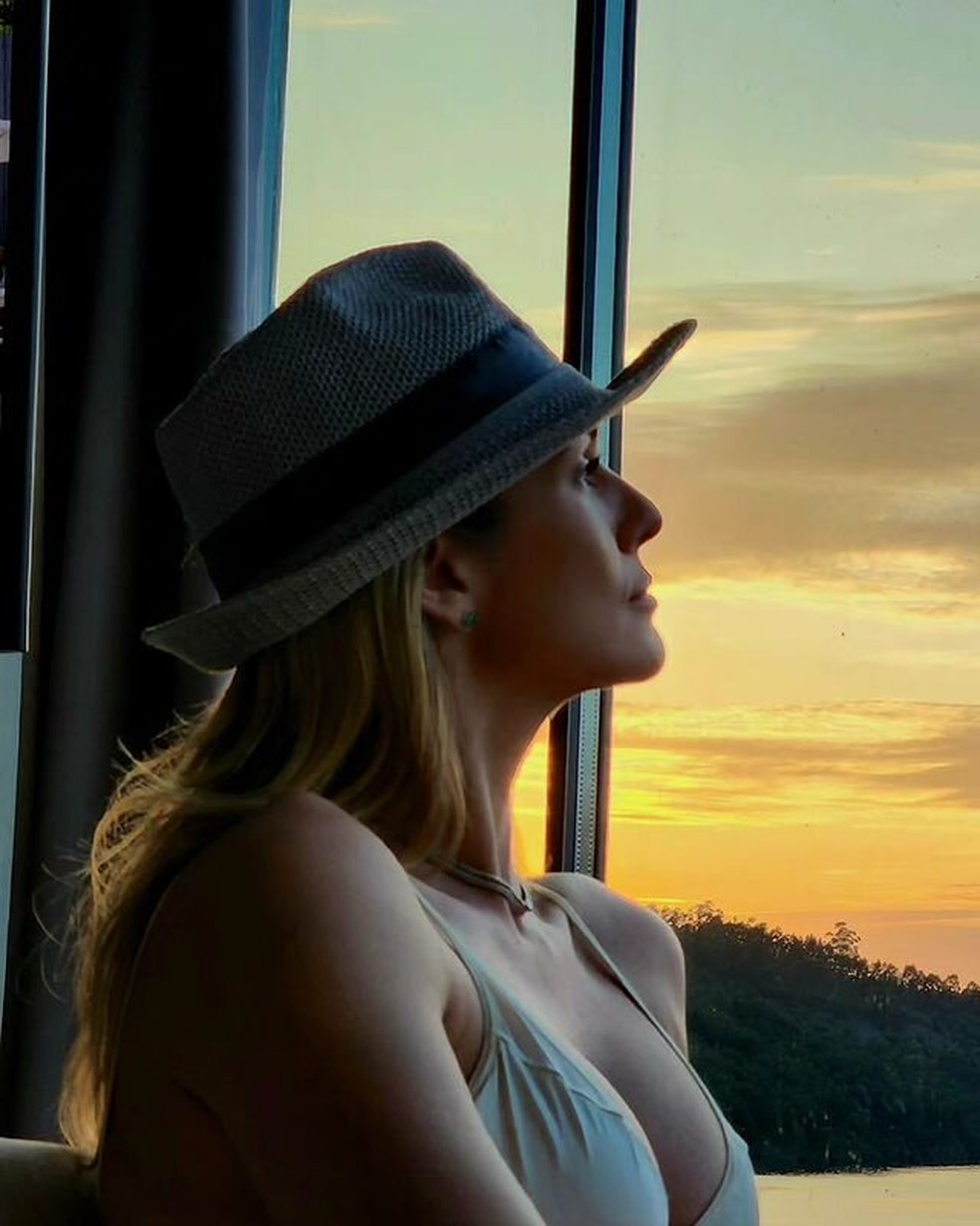 De Lingerie Bege L Via Andrade Capricha Na Pose Sob P R Do Sol Em Portugal