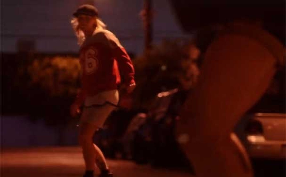 Garotas Skatistas Fazem Manobras Radiciais Em Clipe Do Red Hot Chili Peppers