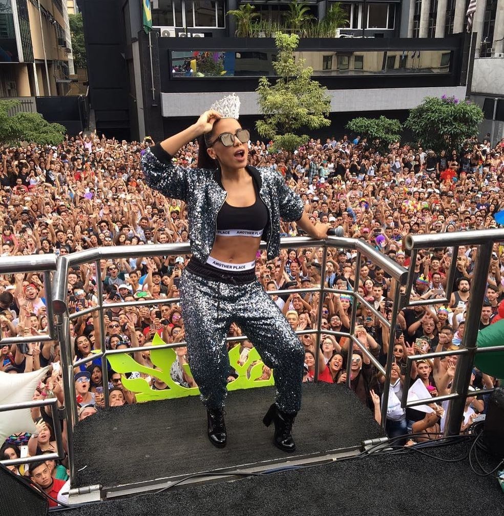 Anitta aposta em brilho e barriga à mostra na Parada Gay Tô boa o