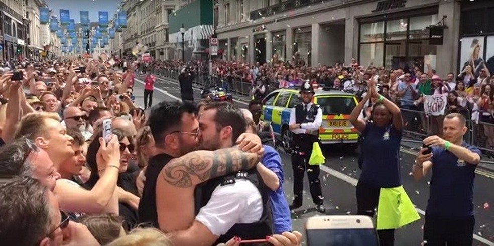 Policial Pede Companheiro Em Casamento Durante Parada Gay De Londres E V Deo Viraliza Na Internet
