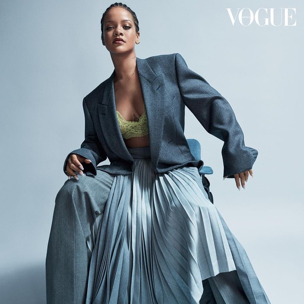 De Lingerie Rihanna Ostenta Curvas Em Novo Ensaio