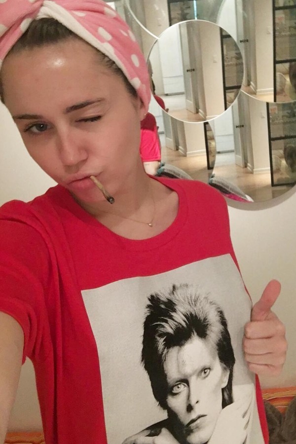 Miley Cyrus curte dia de piscina amiga usando maiô estampa de maconha