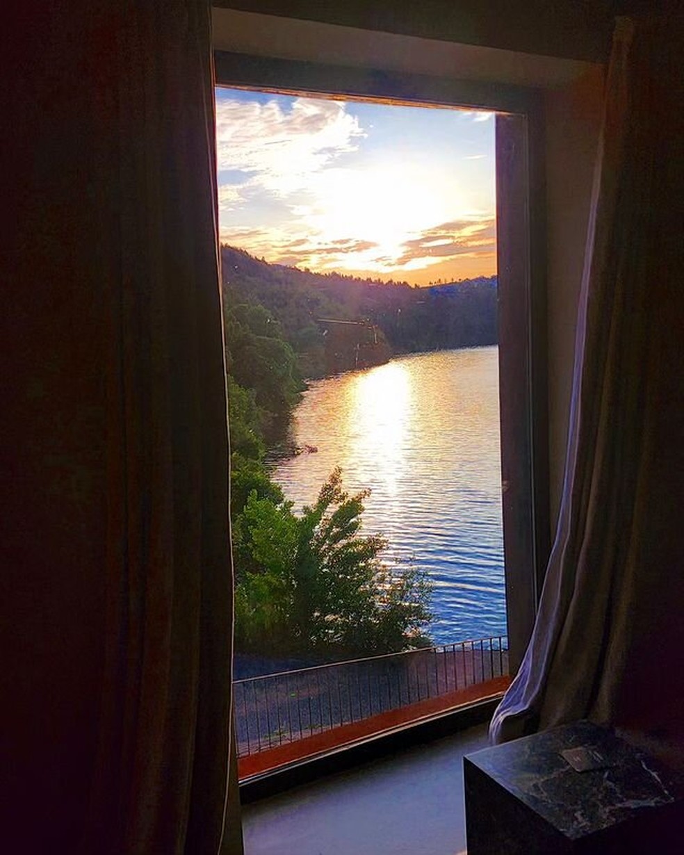 De Lingerie Bege L Via Andrade Capricha Na Pose Sob P R Do Sol Em Portugal