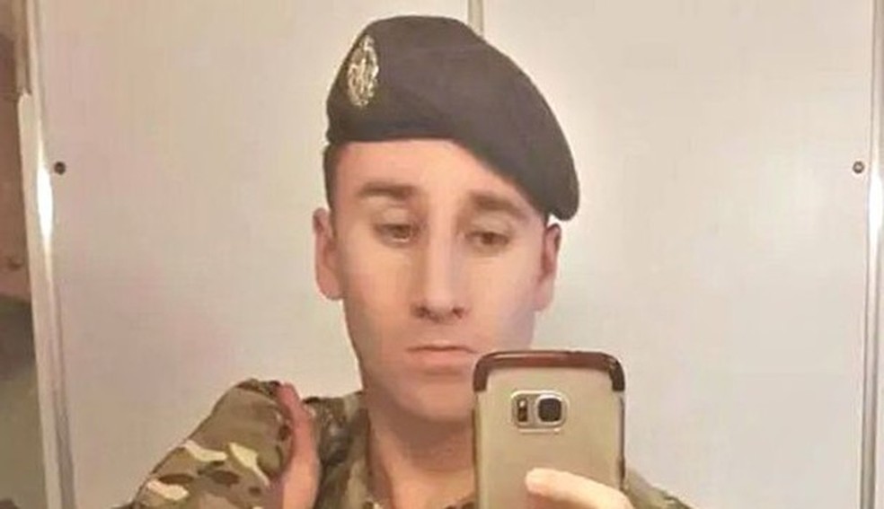 Ator pornô gay consegue autorização para continuar no exército