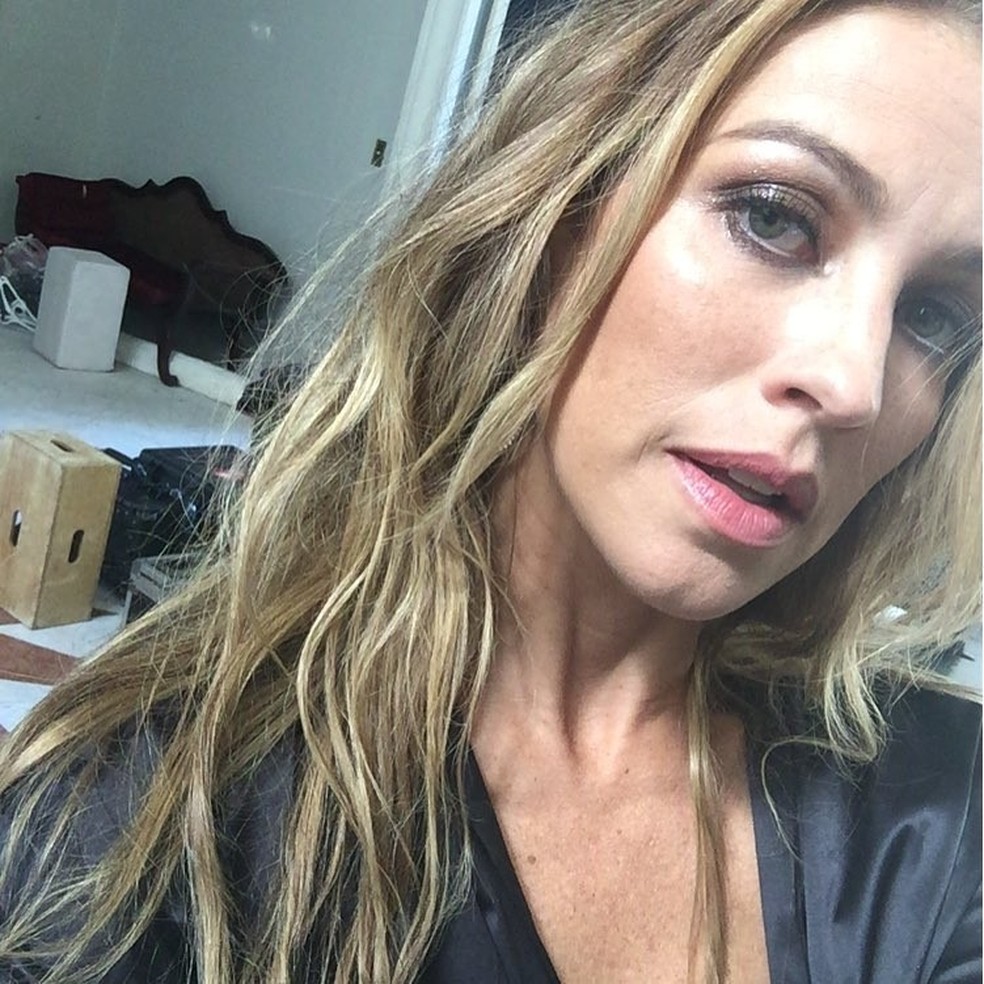 Luana Piovani Mostra Lingerie Transparente Em Bastidor Da Playboy