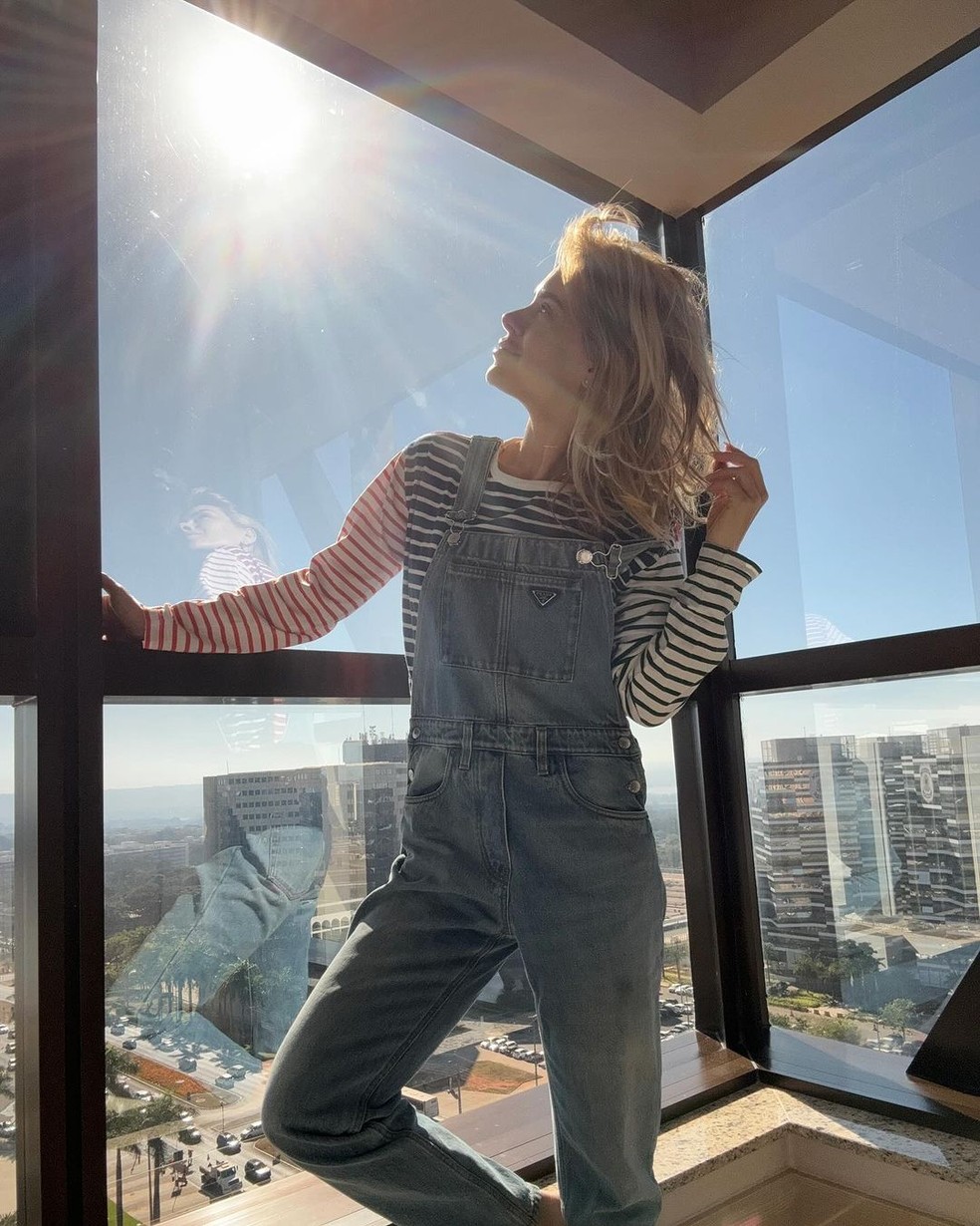 Carolina Dieckmann posa de lingerie e celebra lar temporário em