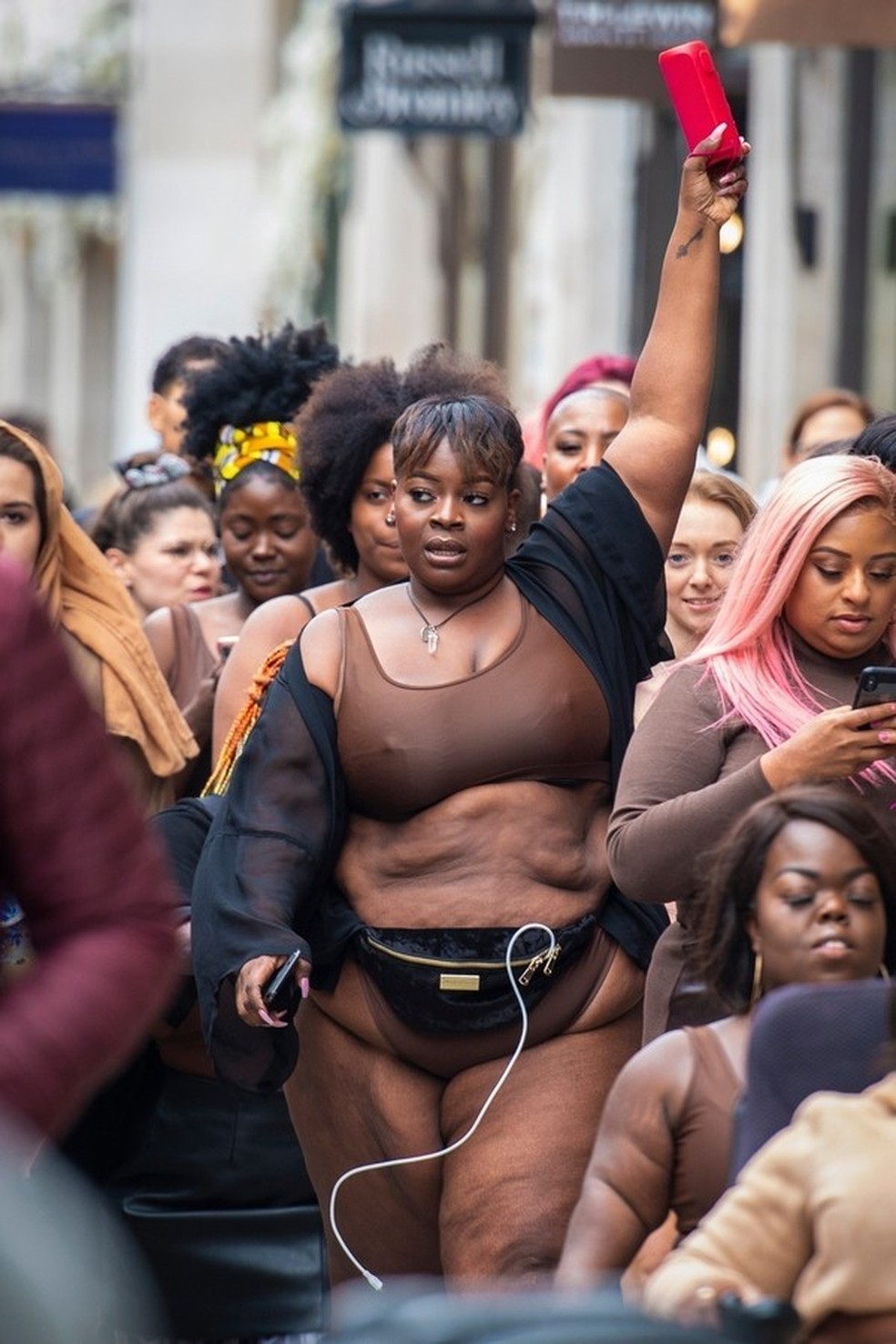 Mulheres Vestem Lingerie Nude E Tomam As Ruas De Londres Em Passeata De Dia Internacional Da Mulher