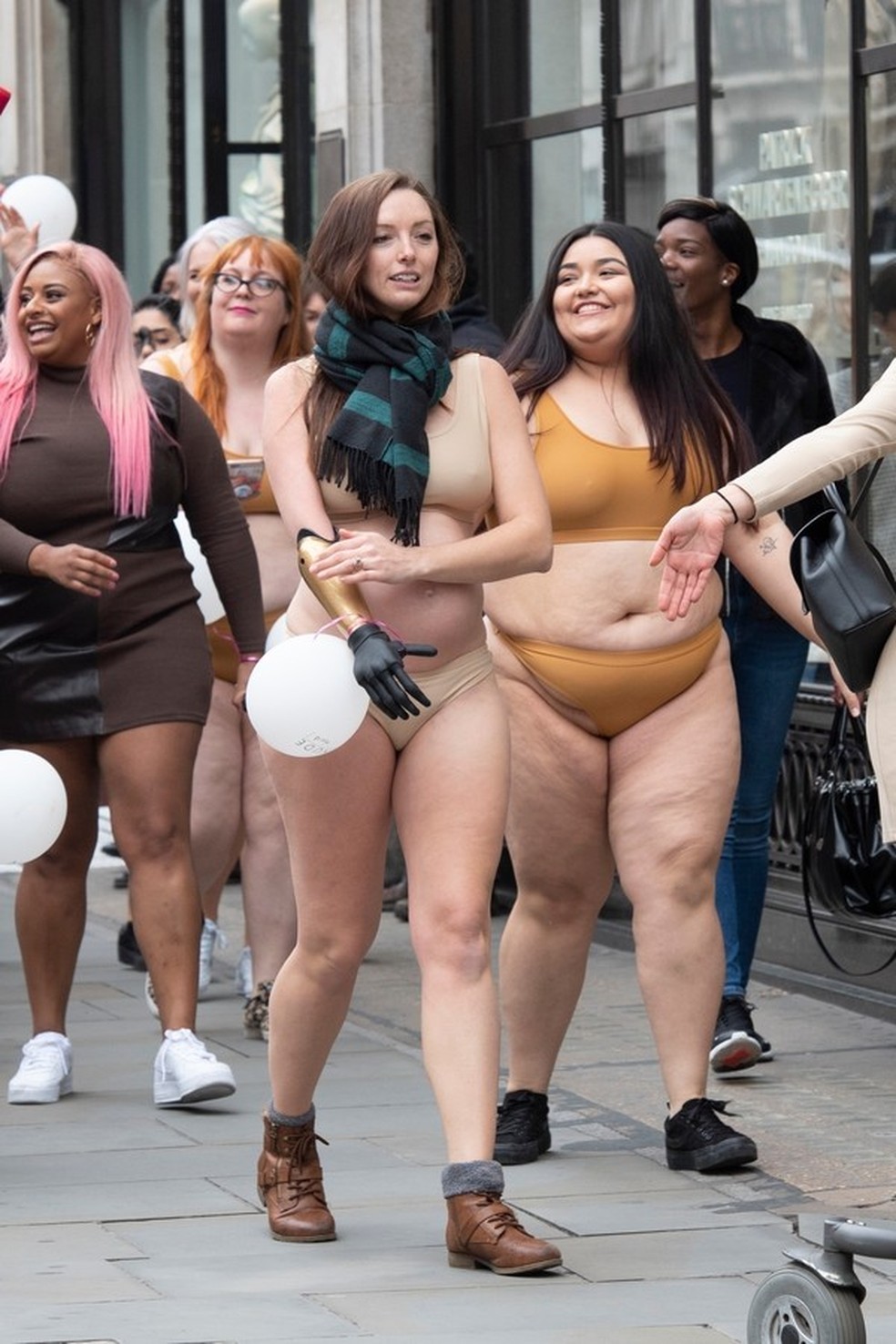 Mulheres Vestem Lingerie Nude E Tomam As Ruas De Londres Em Passeata De Dia Internacional Da Mulher