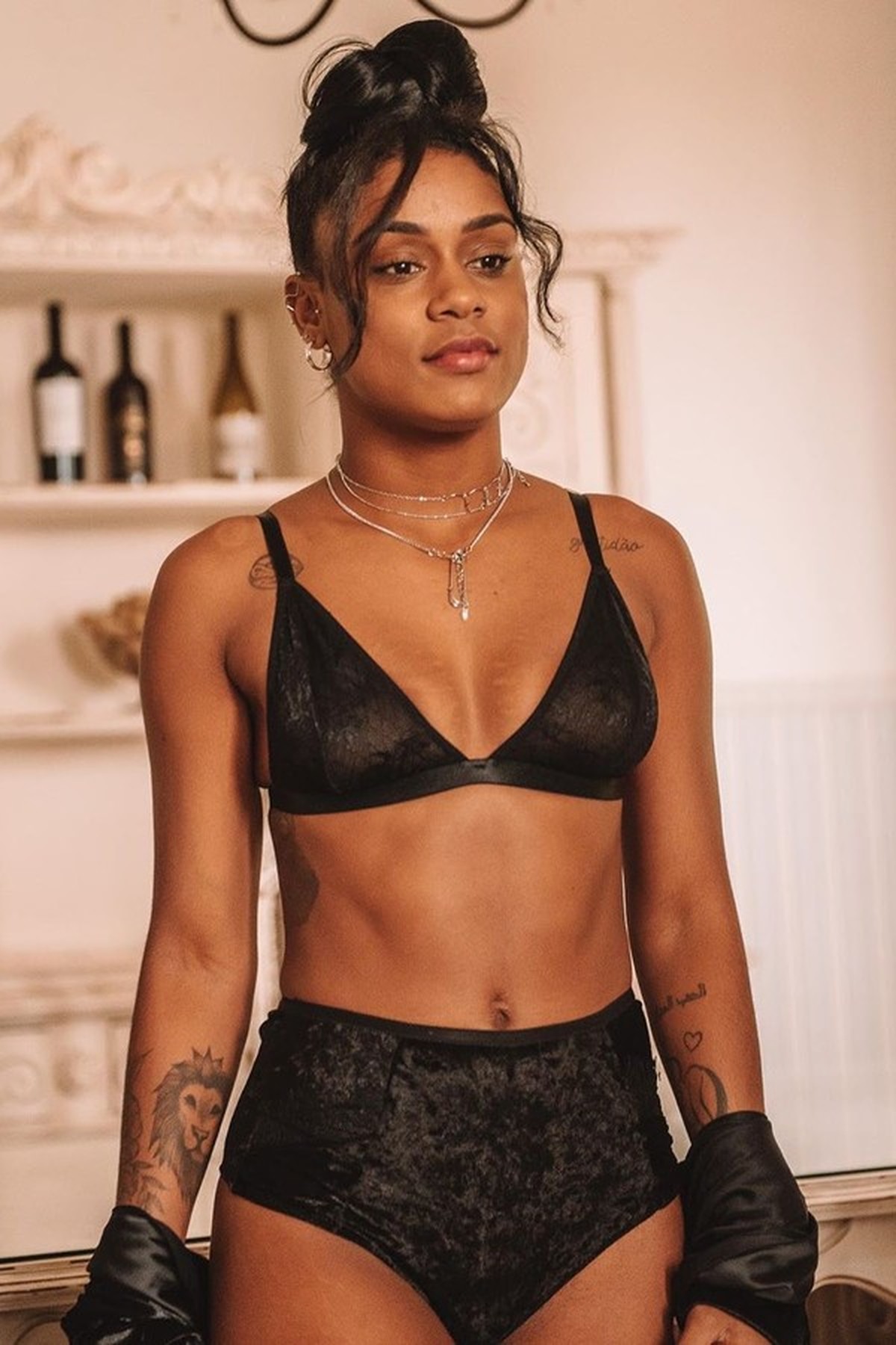 MC Rebecca Surge De Lingerie Preta Presa Em Casa