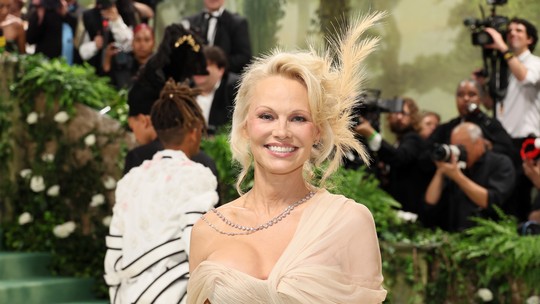 Met Gala 2024: após temporada exibindo pele natural, Pamela Anderson surge maquiada em festa