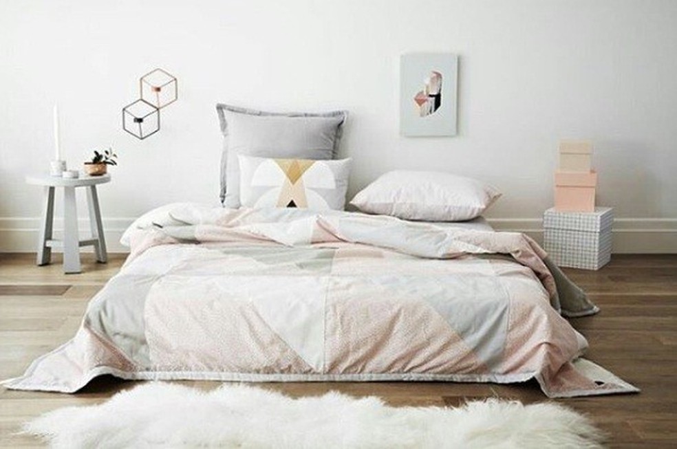 O tapete shaggy não é uma delícia? Ele fica ótimo na parte da frente ou dos lados da cama (Foto: @interiores_arquitetura) — Foto: Glamour