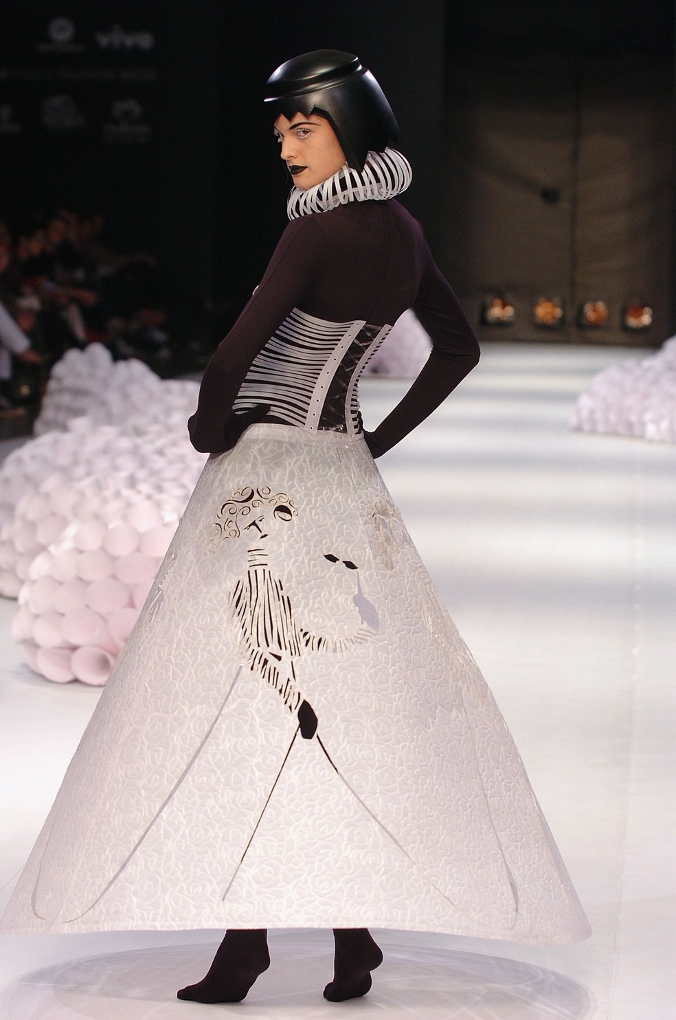 Jum Nakao primavera/verão 2005 — Foto: Getty Images