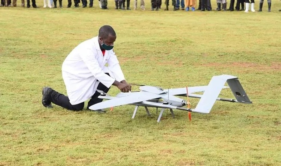 Drones serão responsáveis por distribuir medicamentos de HIV (Foto: Makerere University Infectious Disease Institute) — Foto: Glamour
