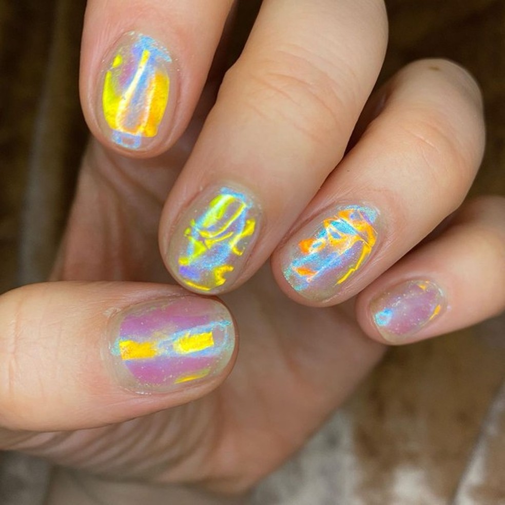 Unha de gelo é a nova tendência de nail art que você vai se apaixonar (Foto: Reprodução/ Instagram @fleuryrosenails) — Foto: Glamour
