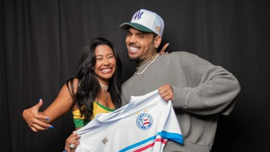 Chris Brown ganha camisa do Bahia de fã brasileira e diverte web