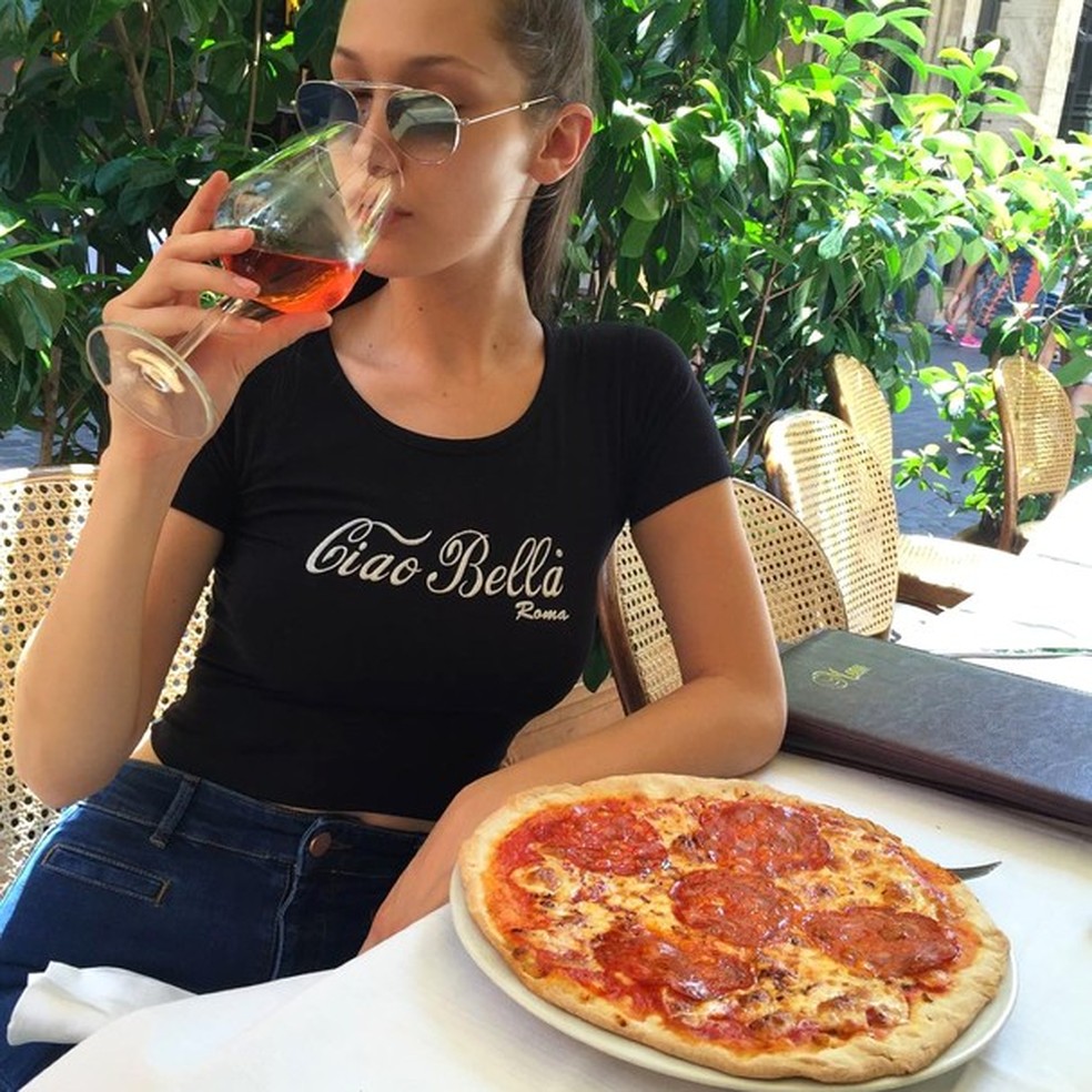 Bella Hadid <3 pizza (Foto: Instagram/Reprodução) — Foto: Glamour