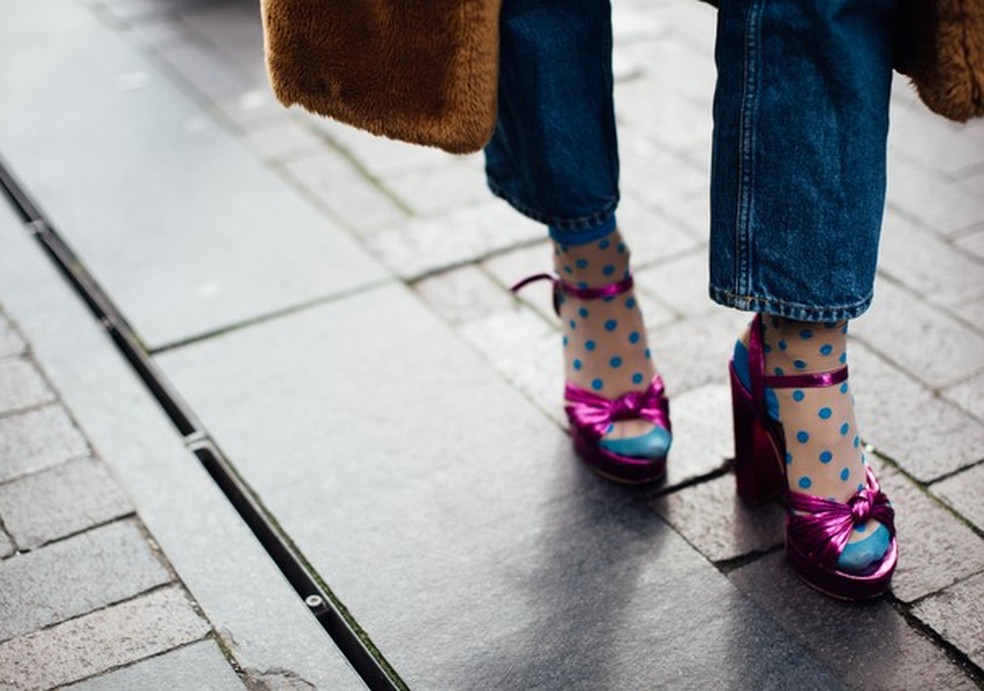 Brilho e bolinhas: não é que a combinação cai bem? (Foto: Imaxtree) — Foto: Glamour