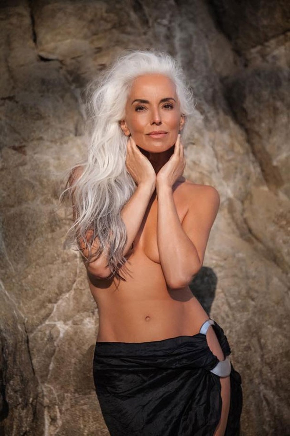 Modelo de 61 anos surpreende com fotos de biquíni e até nudes na web