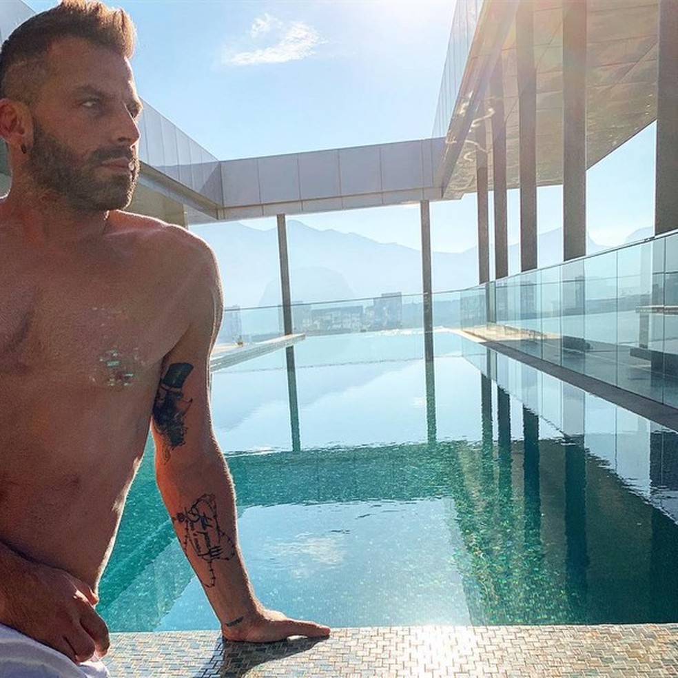 Henri Castelli acorda cedo para curtir piscina