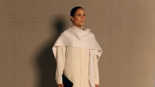 Meghan Markle atrai flashes em desfile da Balenciaga em Paris