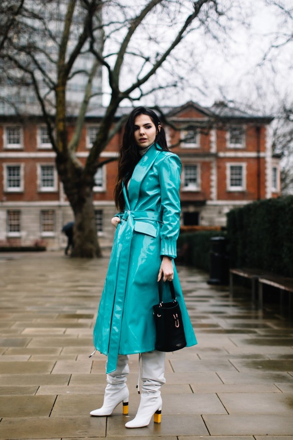 Aquela pretinha básica é obrigatória, né? Você fica livre para ousar no resto das cores do look, tipo usar salto amarelo com trench coat "azul Tiffany" (Foto: IMAXTREE) — Foto: Glamour