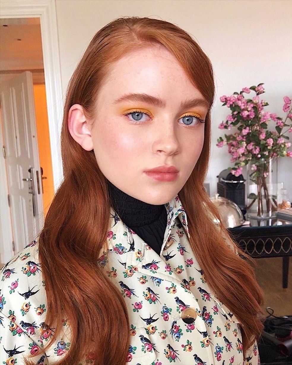 Sombra amarela (Foto: Reprodução / Instagram @sadiesink_) — Foto: Glamour
