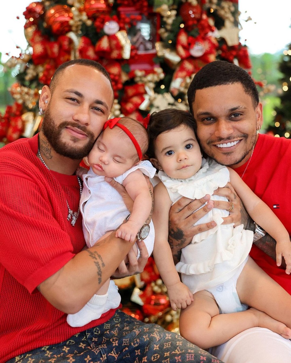 Neymar com Mavie ao lado de seu amigo Cris Guedes — Foto: Reprodução/Instagram