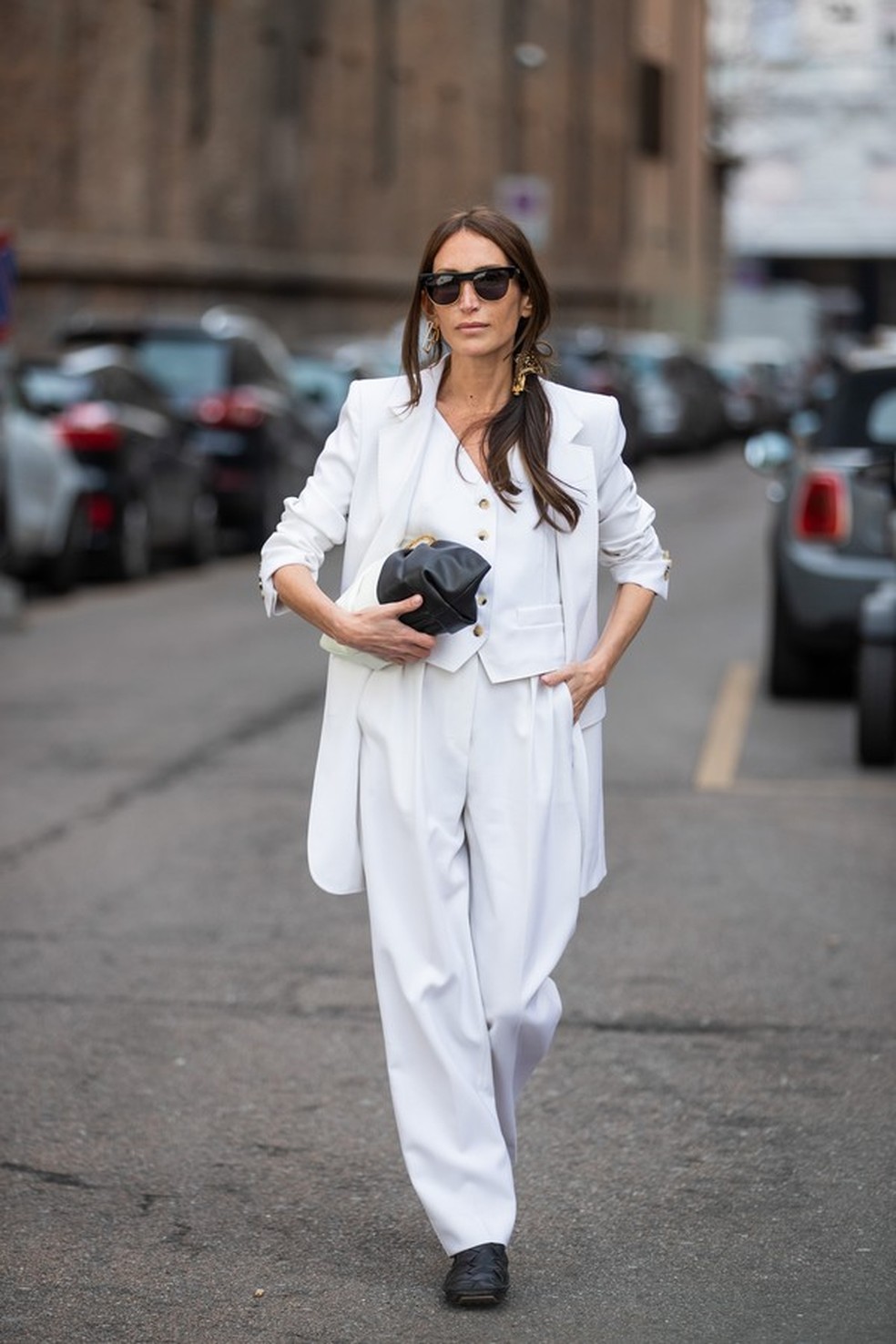 Aprenda a usar colete de alfaiataria como blusa, o styling da vez (Foto: Getty Images) — Foto: Glamour