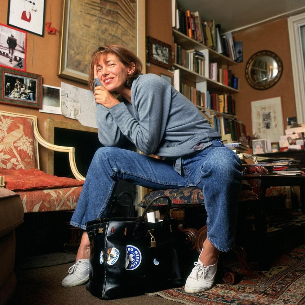 Jane Birkin com a bolsa que leva seu nome (Foto: Reprodução) — Foto: Glamour