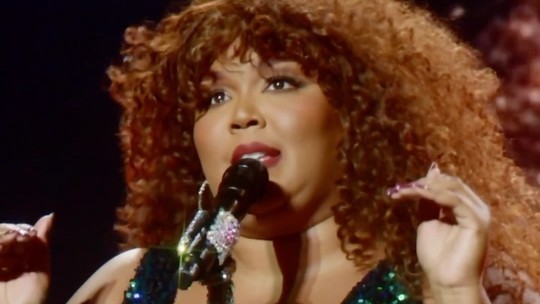 Lizzo homenageia Tina Turner em show: "Não há rock 'n' roll sem Tina"