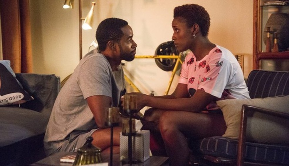 Cena da série "Insecure", da HBO (Foto: HBO/Divulgação) — Foto: Glamour
