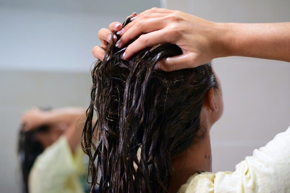 Tonalizando o cabelo em casa (Foto: Getty Images) — Foto: Glamour