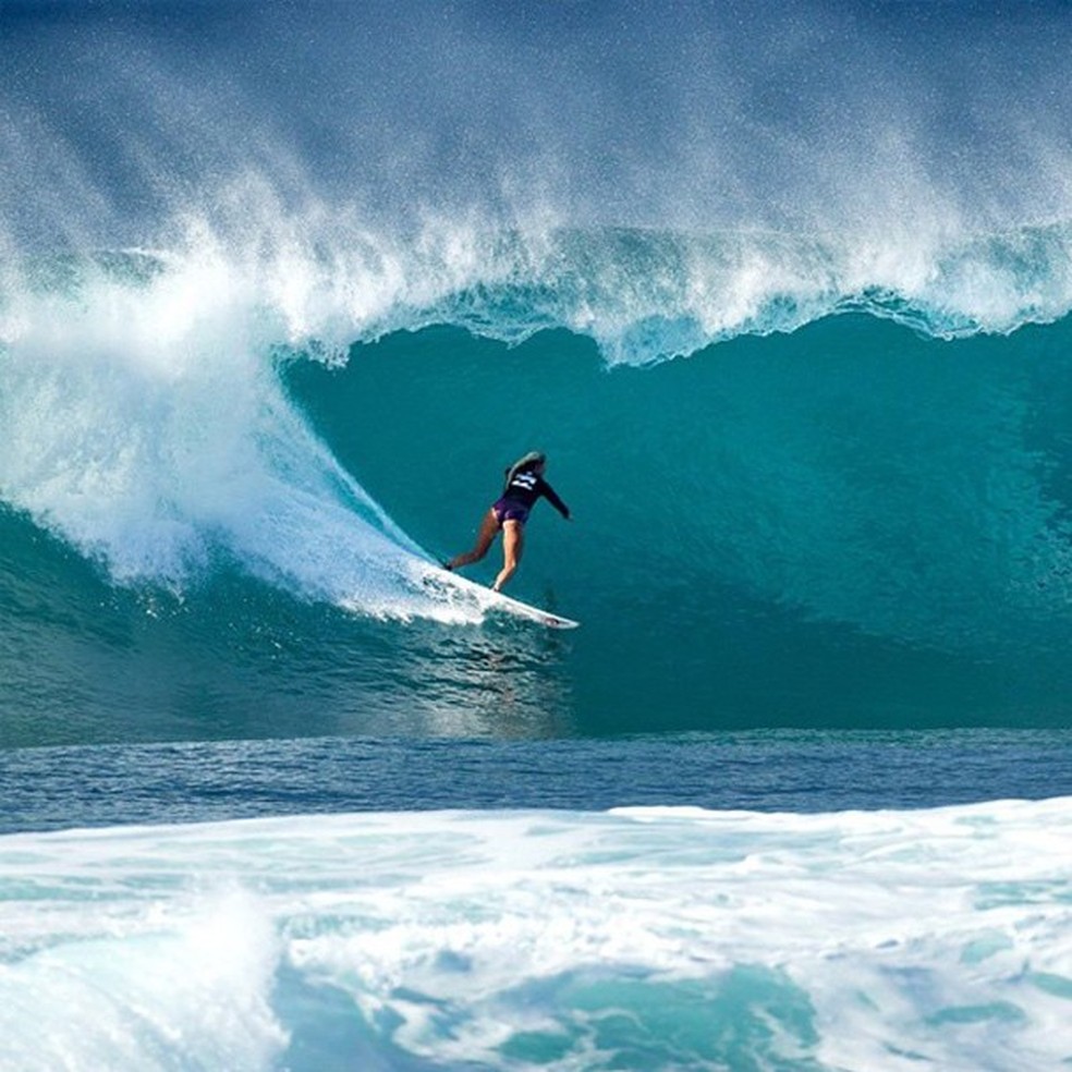 Bethany nas ondas do Hawaii (Foto: Reprodução/Instagram) — Foto: Glamour