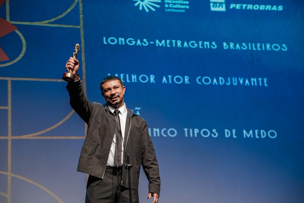 Xamã recebeu o prêmio de Melhor Ator Coadjuvante pelo longa "Cinco Tipos de Medo", no Festival de Gramado — Foto: Divulgação