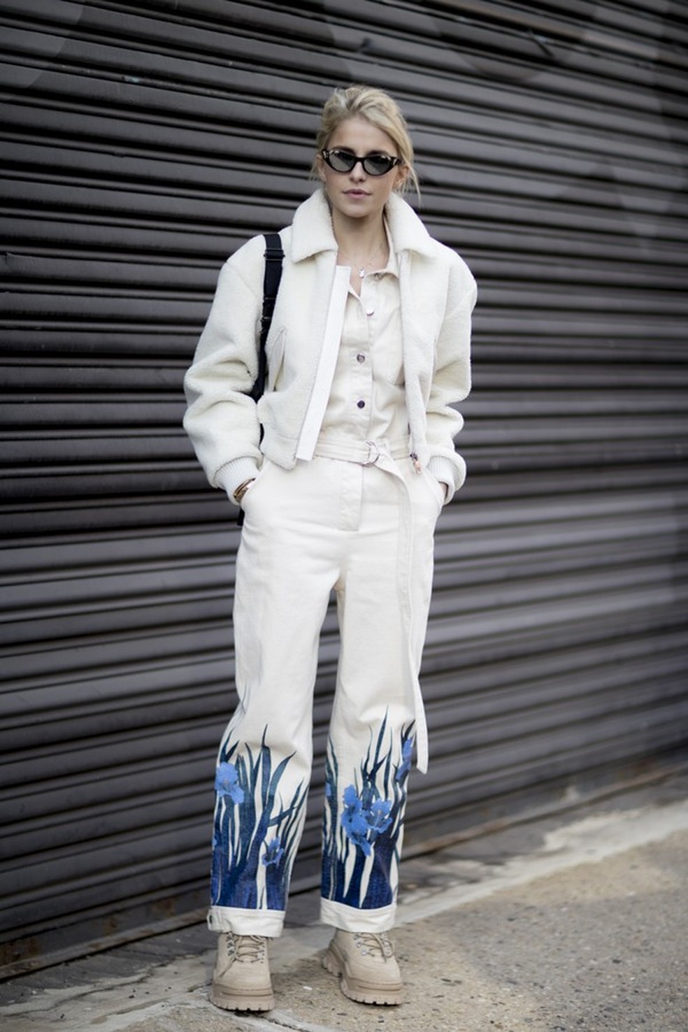 Olha que amor a escolha de Carol Daur: jaqueta cropped no mesmo tom do macacão (Foto: Imaxtree) — Foto: Glamour