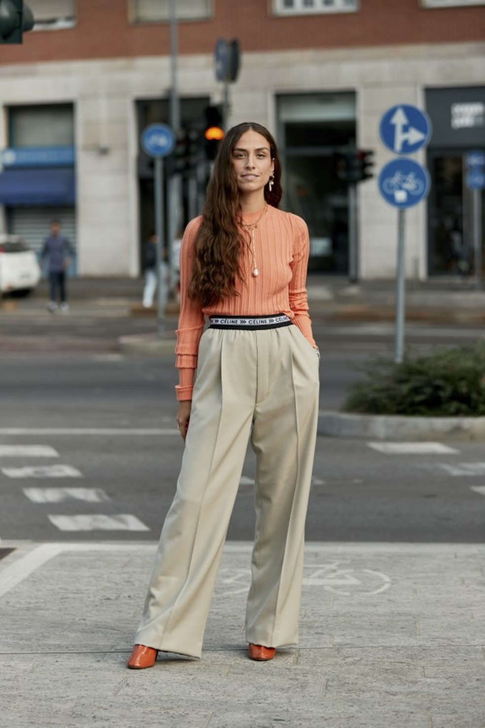 Living Coral: looks direto do street style com a cor de 2019 (Foto: Imaxtree) — Foto: Glamour
