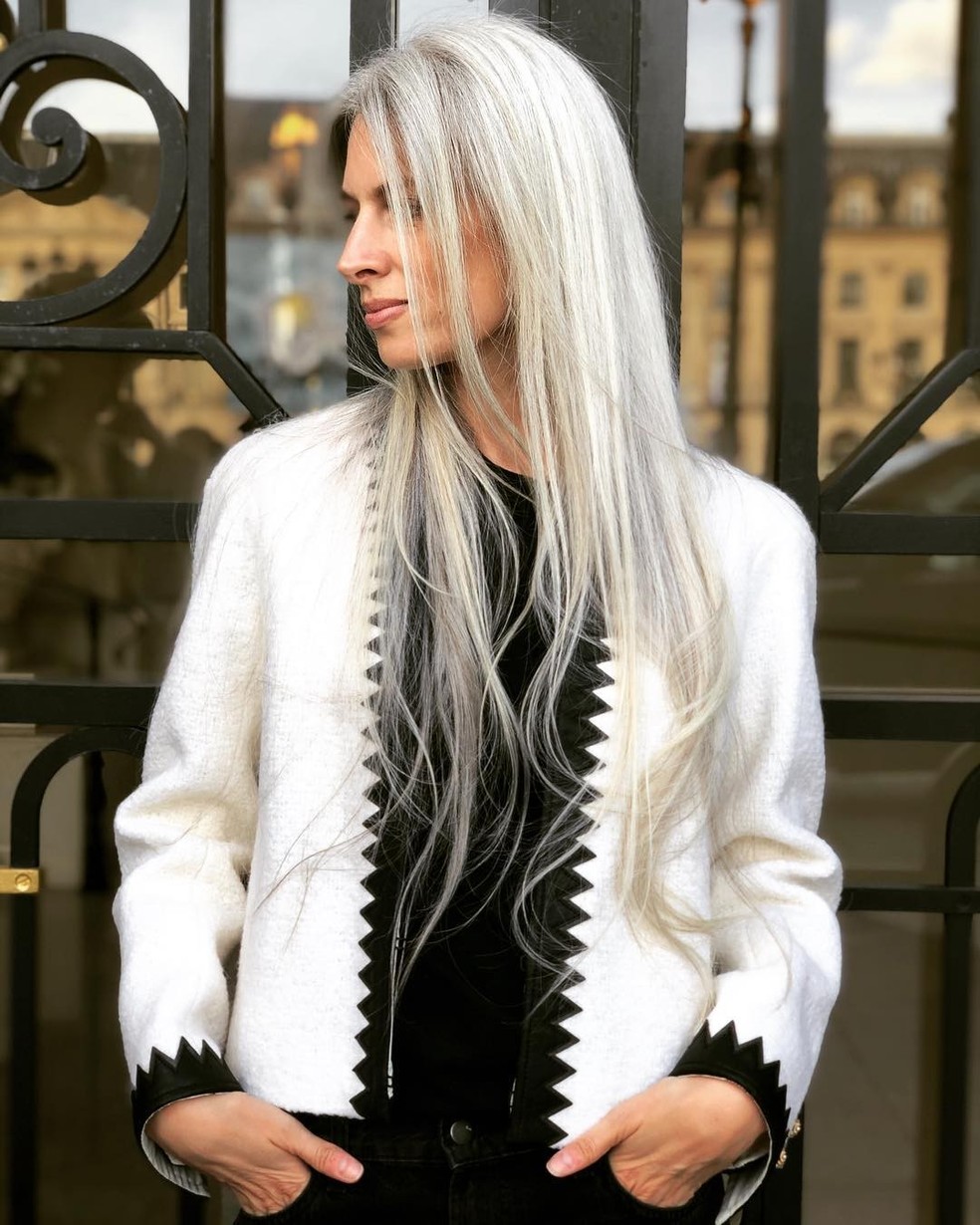 Dicas para assumir os cabelos brancos (Foto: Reprodução/ Instagram @sarahharris) — Foto: Glamour