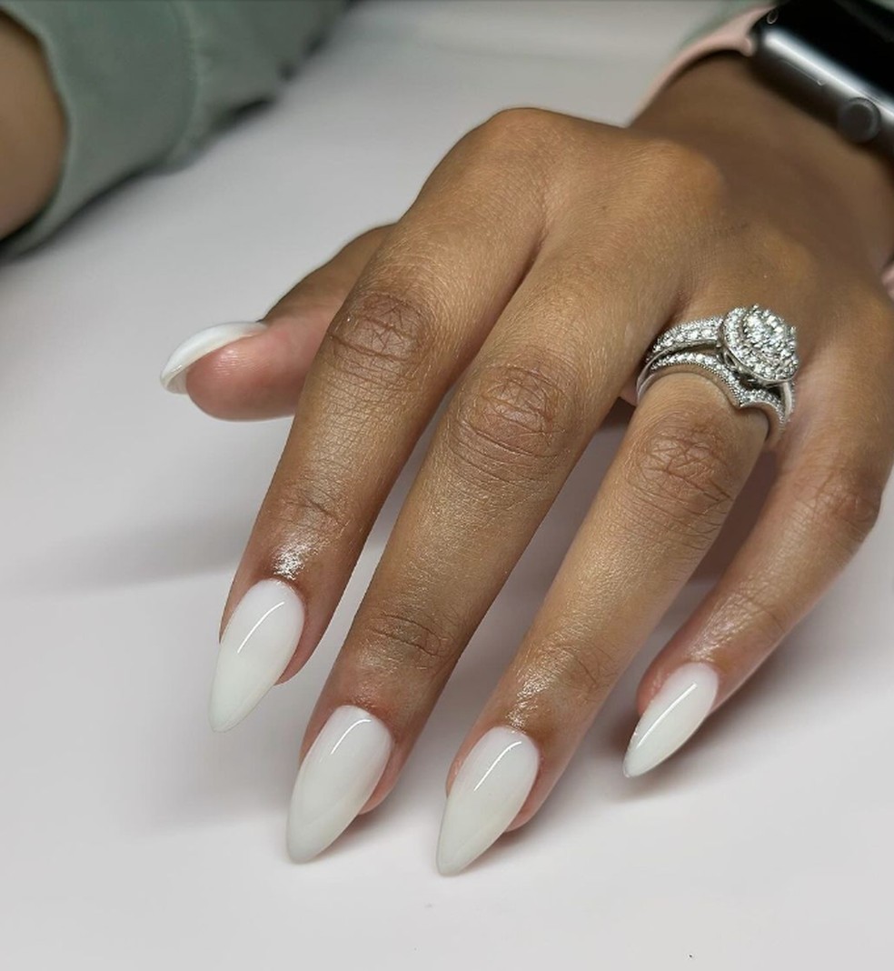 Unhas brancas pontudas e leitosas — Foto: Reprodução/Instagram