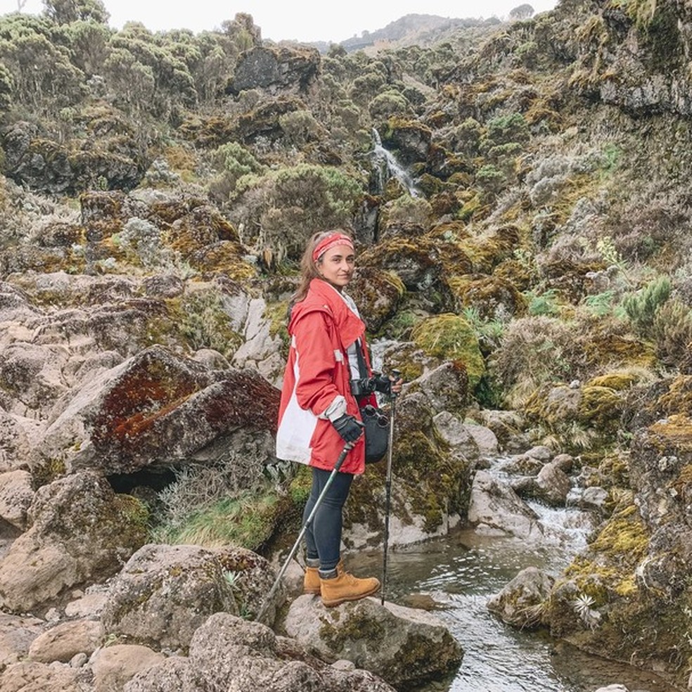 Este relato da primeira brasileira a chegar ao topo do Monte Kilimanjaro em 2020 vai te emocionar (Foto: Marina Pedroso) — Foto: Glamour