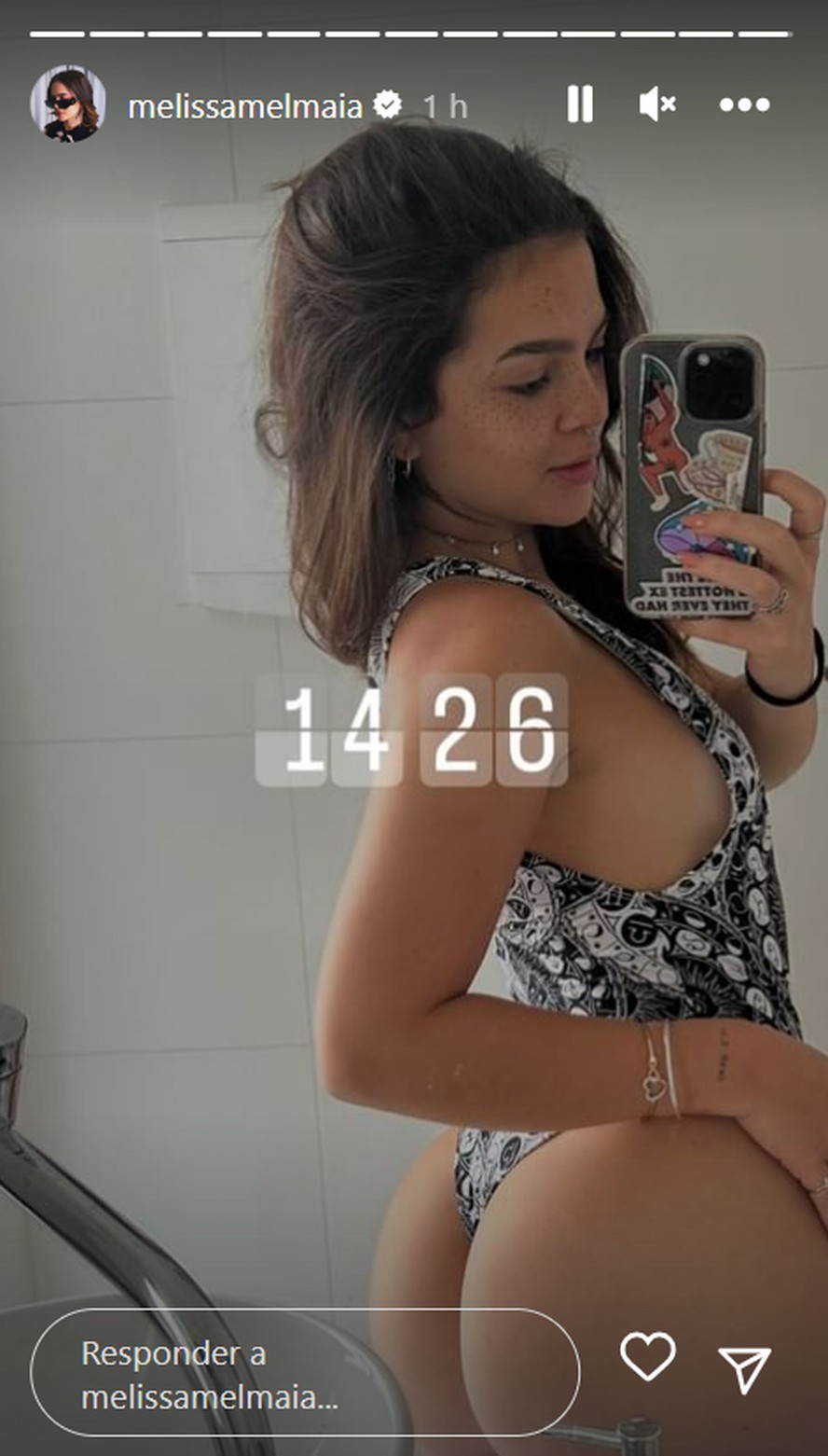 Mel Maia aposta em maiô diferentão para renovar o bronzeado