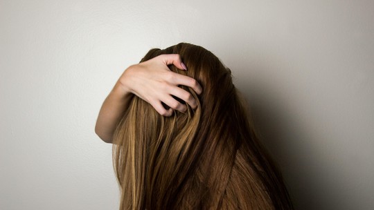 Quais são os sinais de um cabelo danificado e o que fazer para recuperar