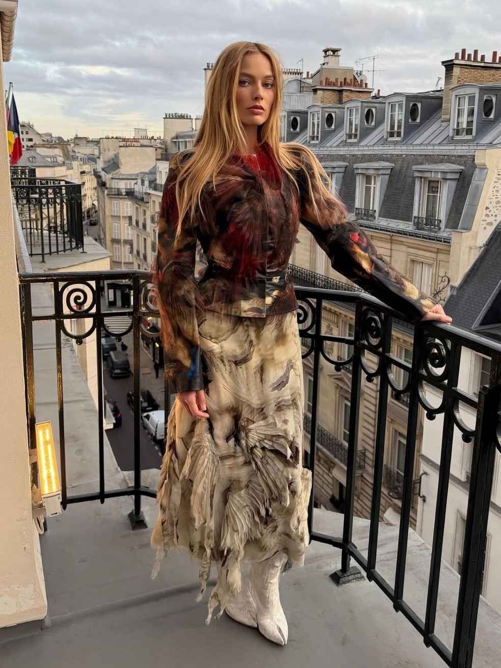 Margot Robbie usando Maison Margiela Alta-Costura Inverno 2025 — Foto: Reprodução/Instagram
