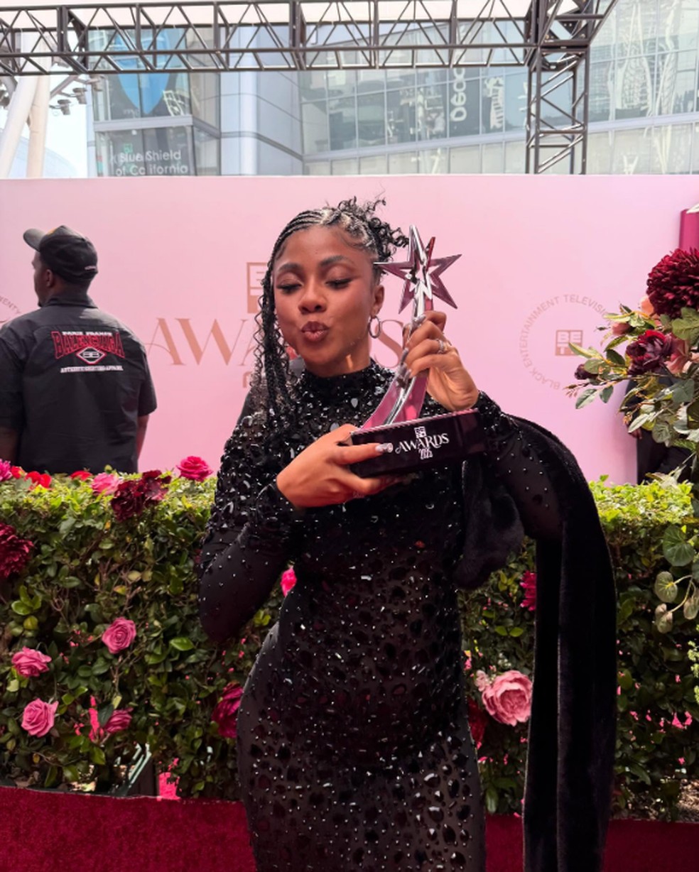 BET Awards 2025: brasileira Ajuliacosta vence prêmio de Melhor Artista Revelação Internacional — Foto: Reprodução/Instagram