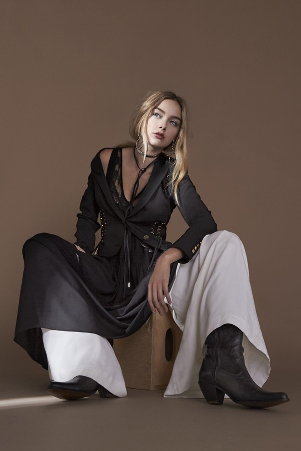 Blazer Michael Kors, vestido Juliana Jabour, calça Magrella, botas Passarela. (Foto: Mariana Marão) — Foto: Glamour