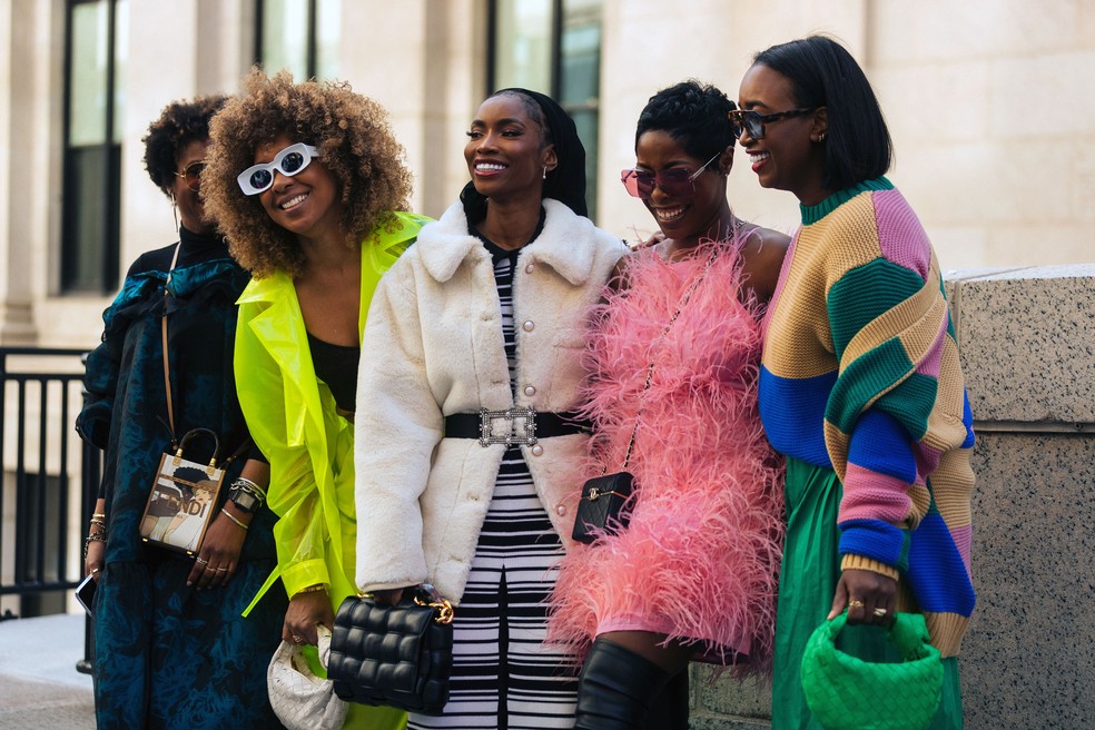 Muitas cores e criatividade nos looks da Semana de Moda de Nova York — Foto: Getty Images