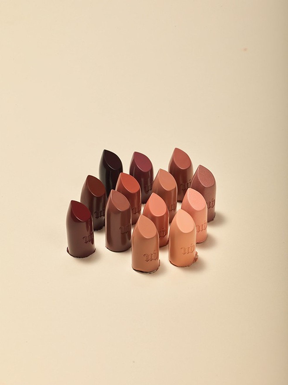 Com cartela que vai do bege ao marrom, os batons Vice da Urban Decay (R$ 76, na Sephora) são superpigmentados e têm textura cremosa  — Foto: Glamour