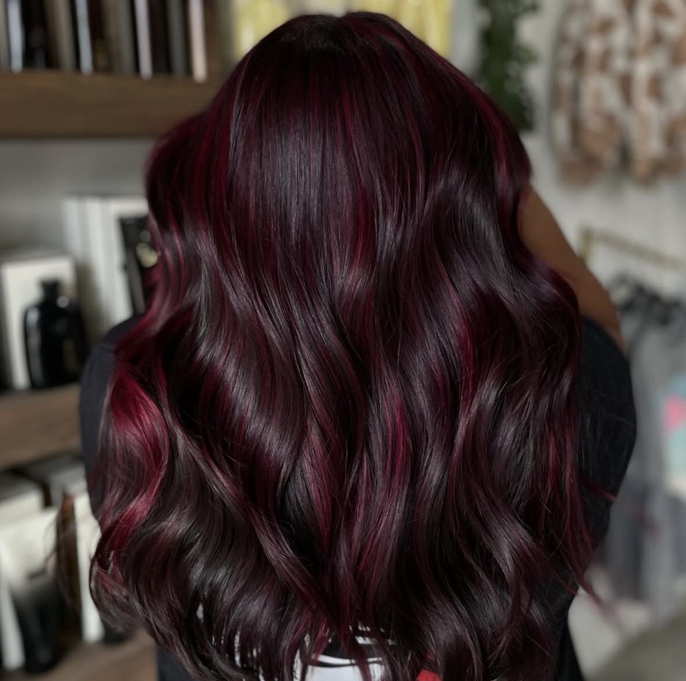 Cabelo em tom borgonha — Foto: Reprodução/Instagram/@salondilusso